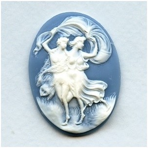 ^Cameo White on Blue Dancing Lovers 40x30mm (1)