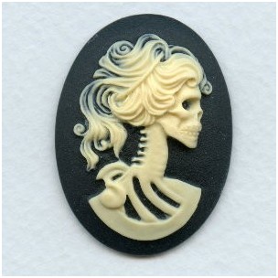 Lolita Skull Cameo Ivory on Black 40x30mm