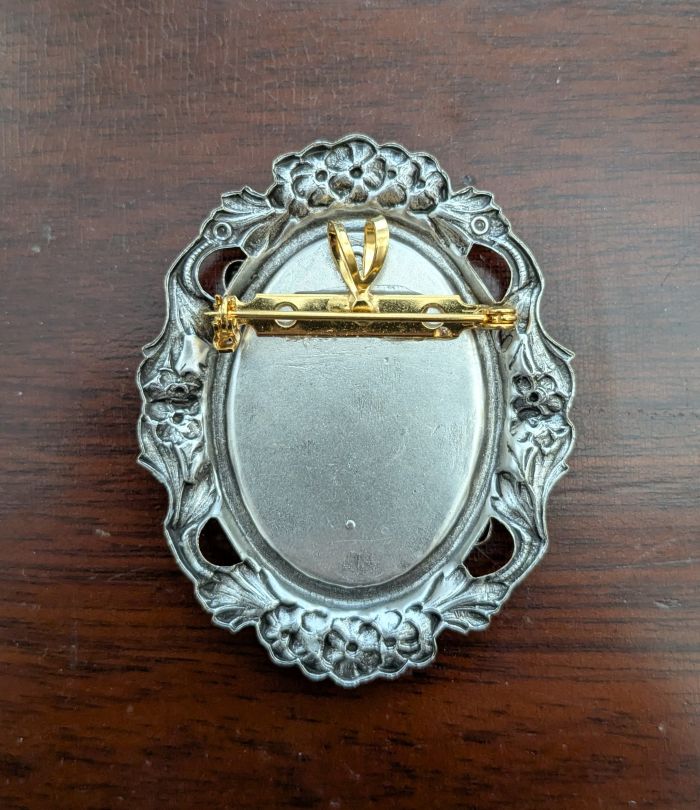 Brooch back placement pin position
