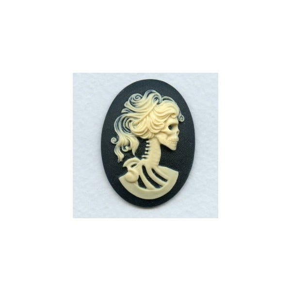 Lolita Skull Cameo Ivory on Black 40x30mm (1)