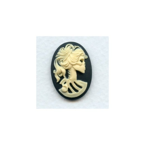Lolita Skull Cameos Ivory on Black 25x18mm (3)